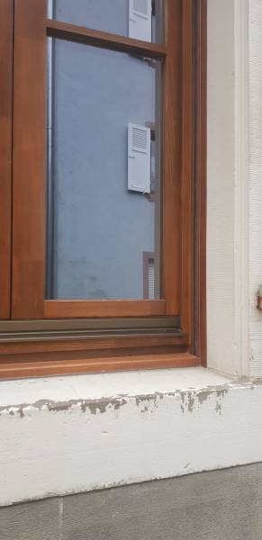 Rénovation fermeture à Buhl, par des fenêtres en bois 3 plis double vitrage avec traverse dans la vitre pour les normes ABF.