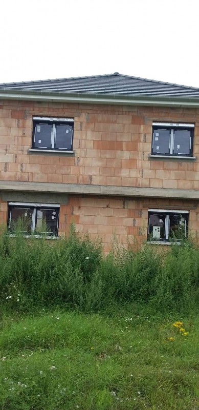 Chantier neuf pose des fermetures fenêtre volet Somfy io, porte d'entrée alu prof et porte de service aluminium avec baie vitrée levant coulissante avec BSO dans la commune de Fessenheim