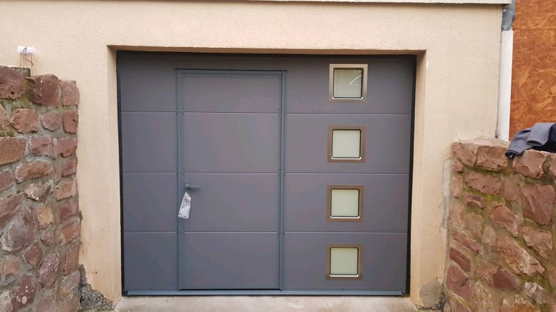 Installation d'une porte de garage sectionnelle automatisation Somfy avec un portillon sécurisé sur Marckolsheim