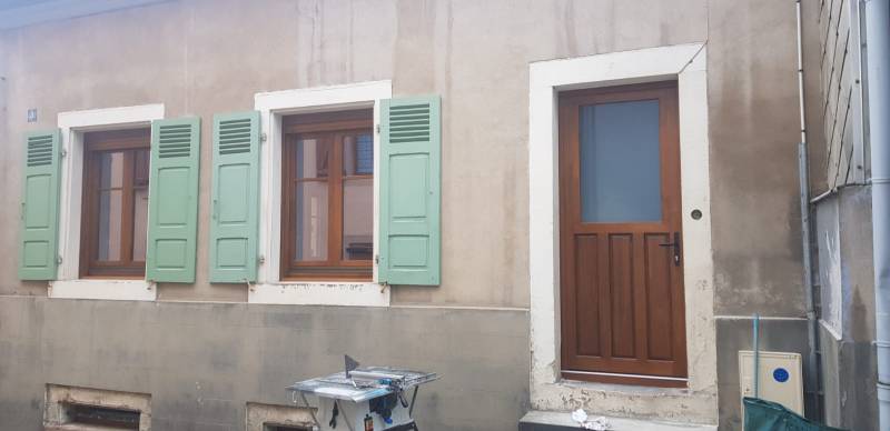 Rénovation d'une maison à Buhl remplacement par des fenêtres en bois deux joints avec volet roulant